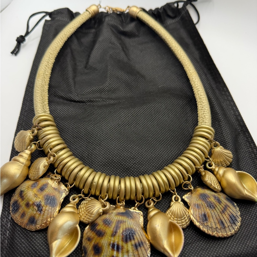 Gold Shell Charm Statement 🐚Necklace - Picture 4 of 9